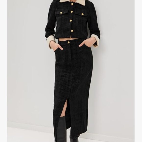 MOON RIVER Women's Long Sleeve Gold Button Closure Cropped Blazer - Picture 4 of 4